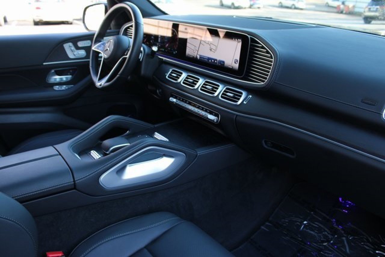 Used 2025 Mercedes-Benz GLS 450 4MATIC image 14