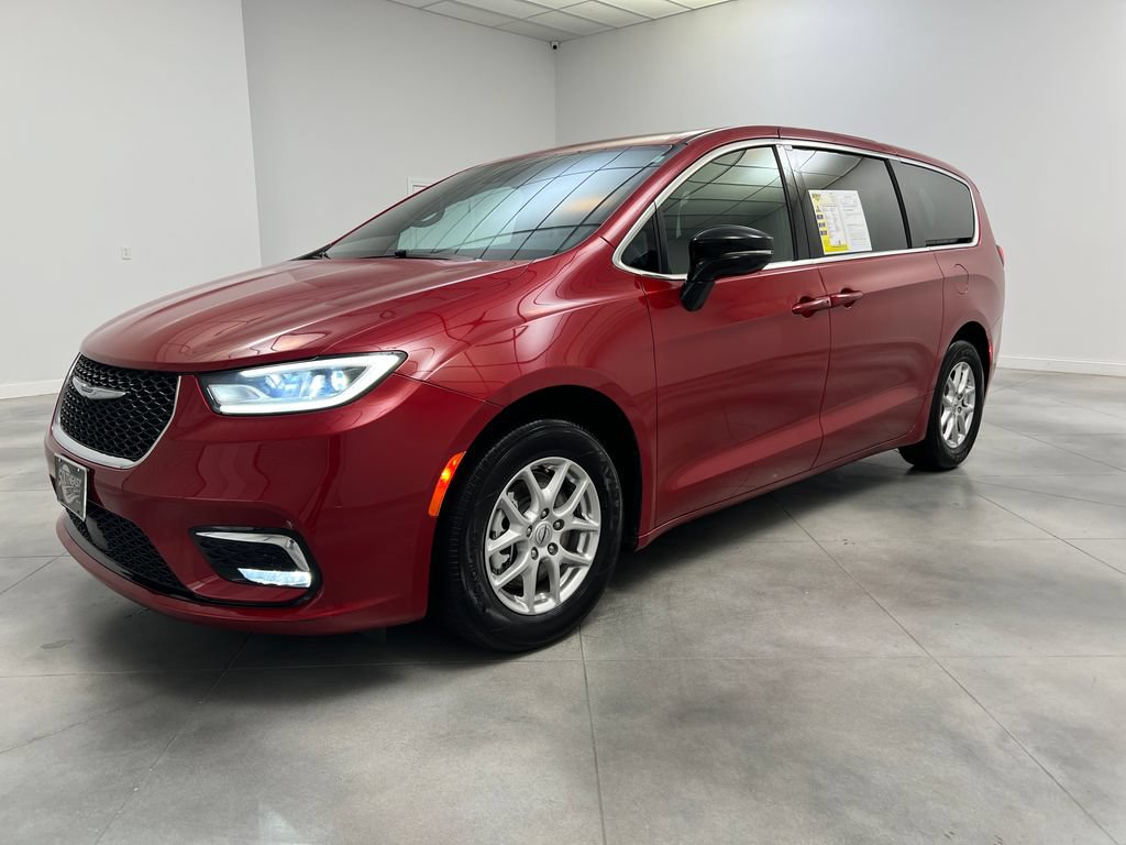 Used 2025 Chrysler Pacifica Select FWD image 4