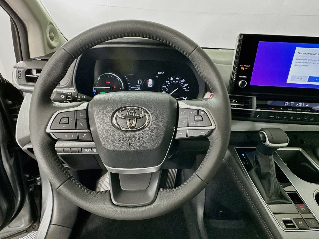 Used 2026 Toyota Sienna XLE FWD image 11