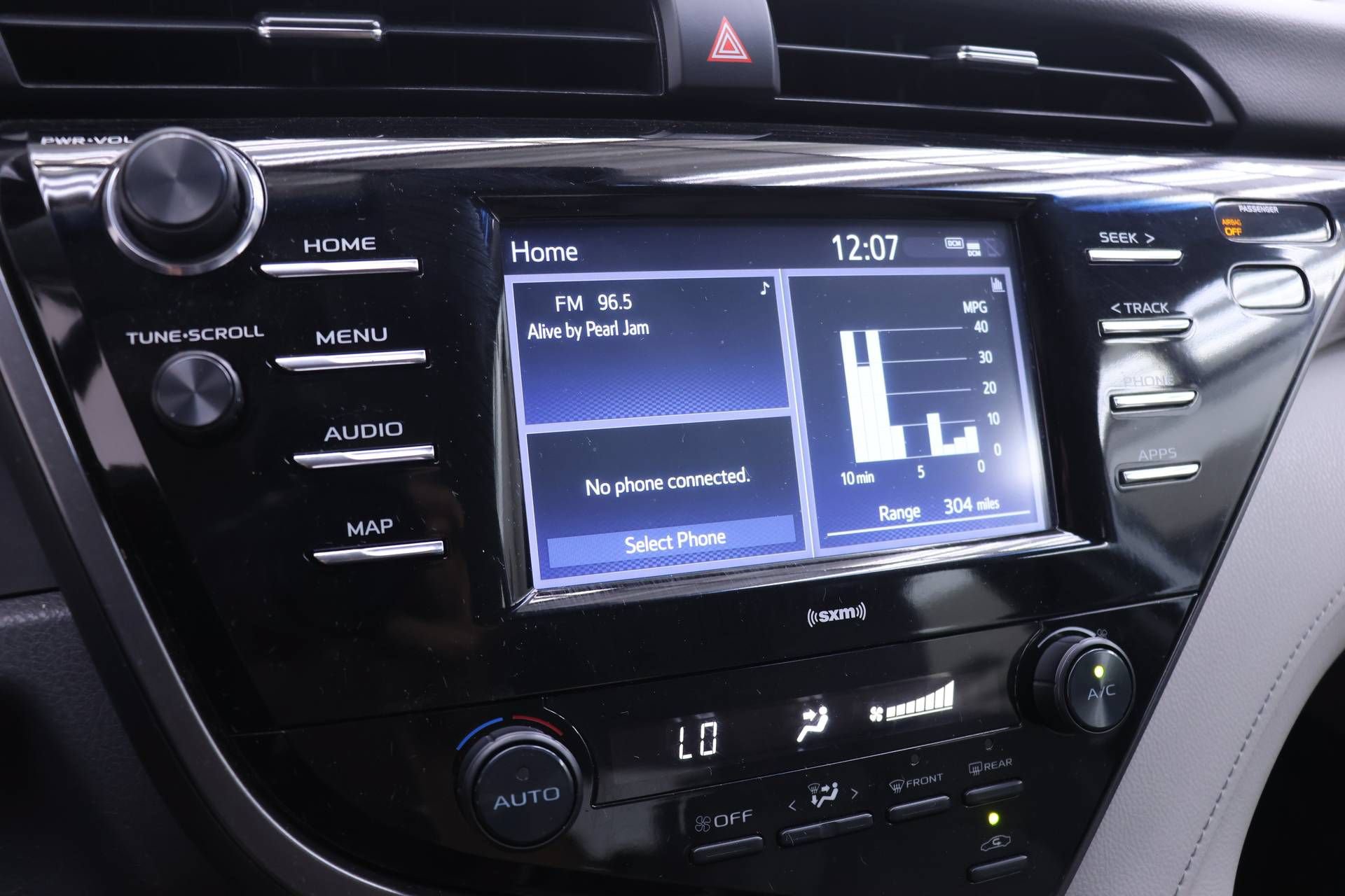 Used 2020 Toyota Camry SE FWD image 8