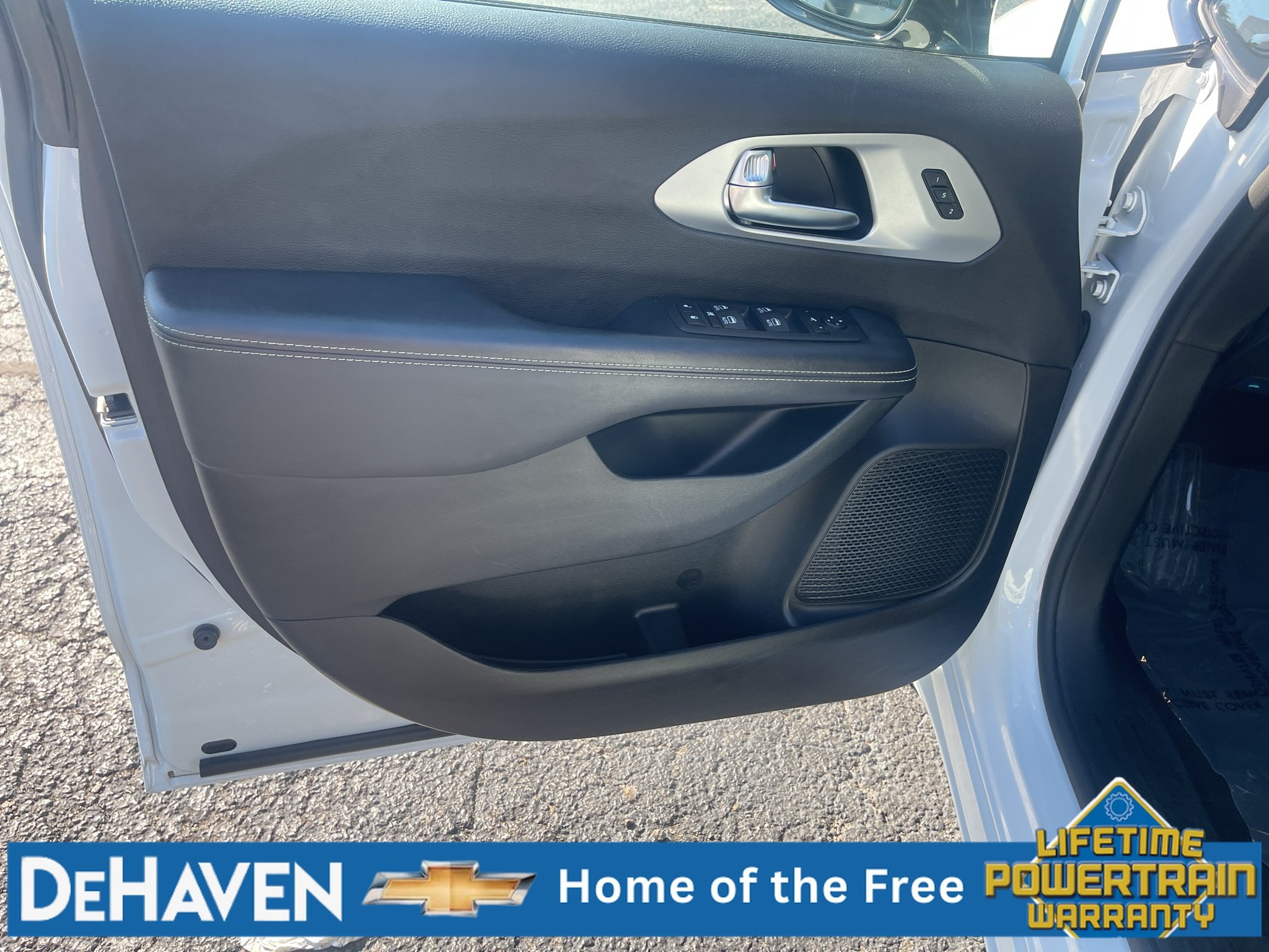 Used 2025 Chrysler Pacifica Limited FWD image 23