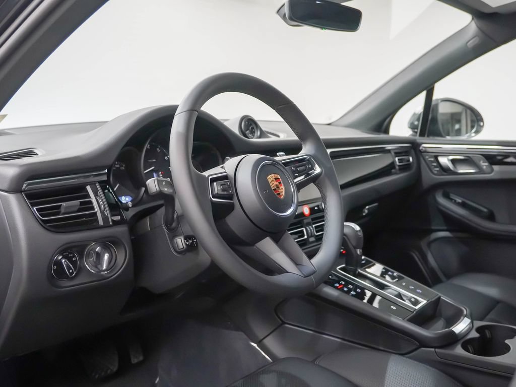 Certified 2026 Porsche Macan AWD/4WD image 4