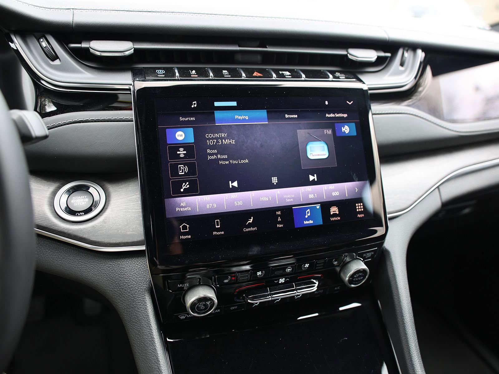 Used 2022 Jeep Grand Cherokee Overland w/ Advanced Protech Group III AWD/4WD image 29