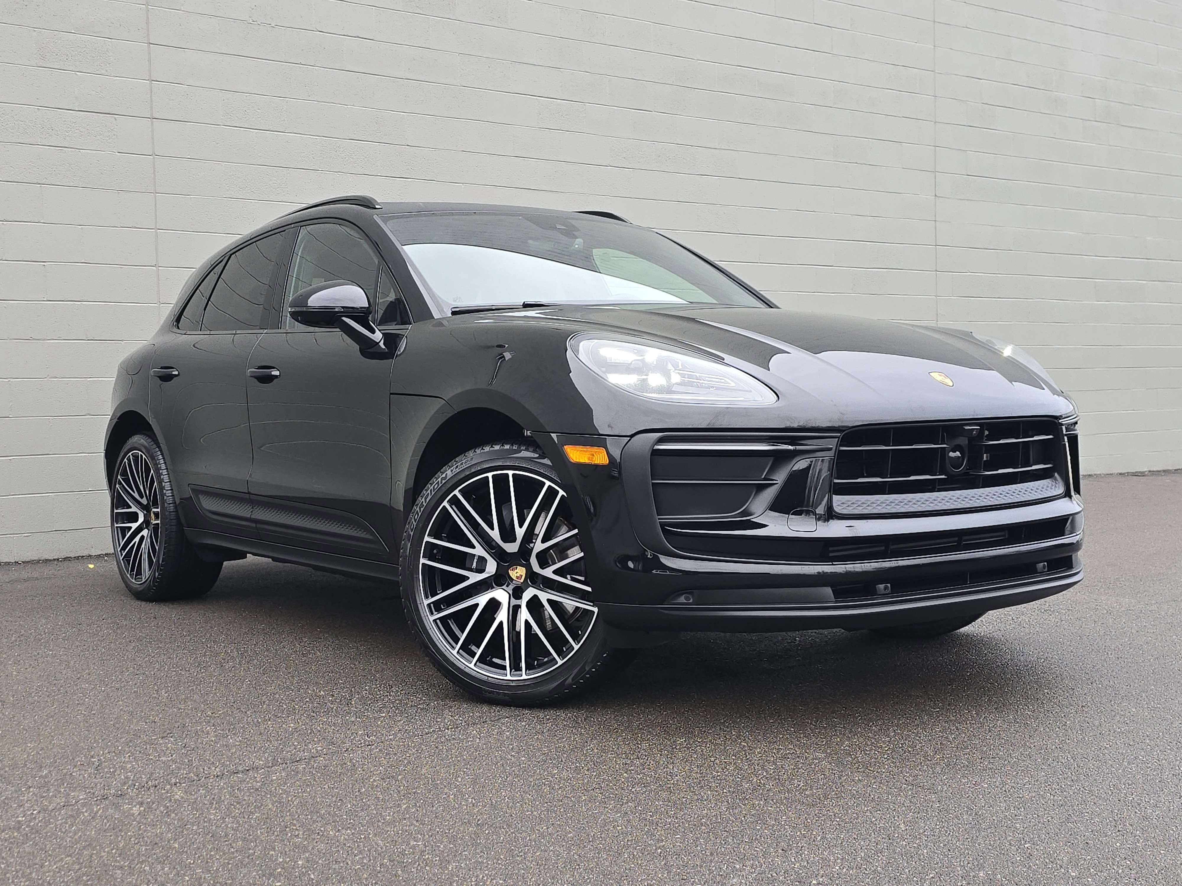 Certified 2025 Porsche Macan image 7