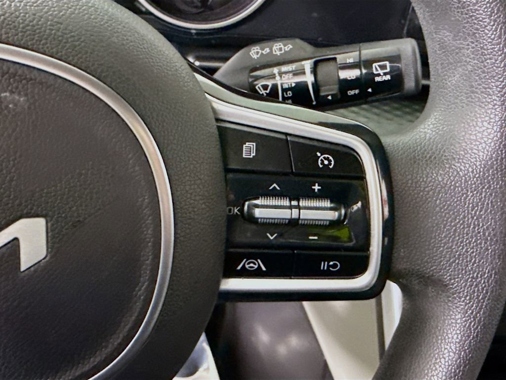 Used 2022 Kia Carnival LX image 21