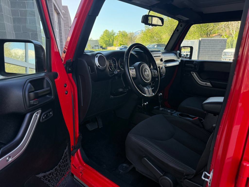 Used 2018 Jeep Wrangler Unlimited Sahara w/ Max Tow Package AWD/4WD image 33