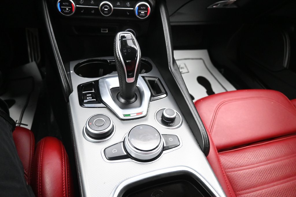 Used 2024 Alfa Romeo Giulia Veloce AWD/4WD image 18