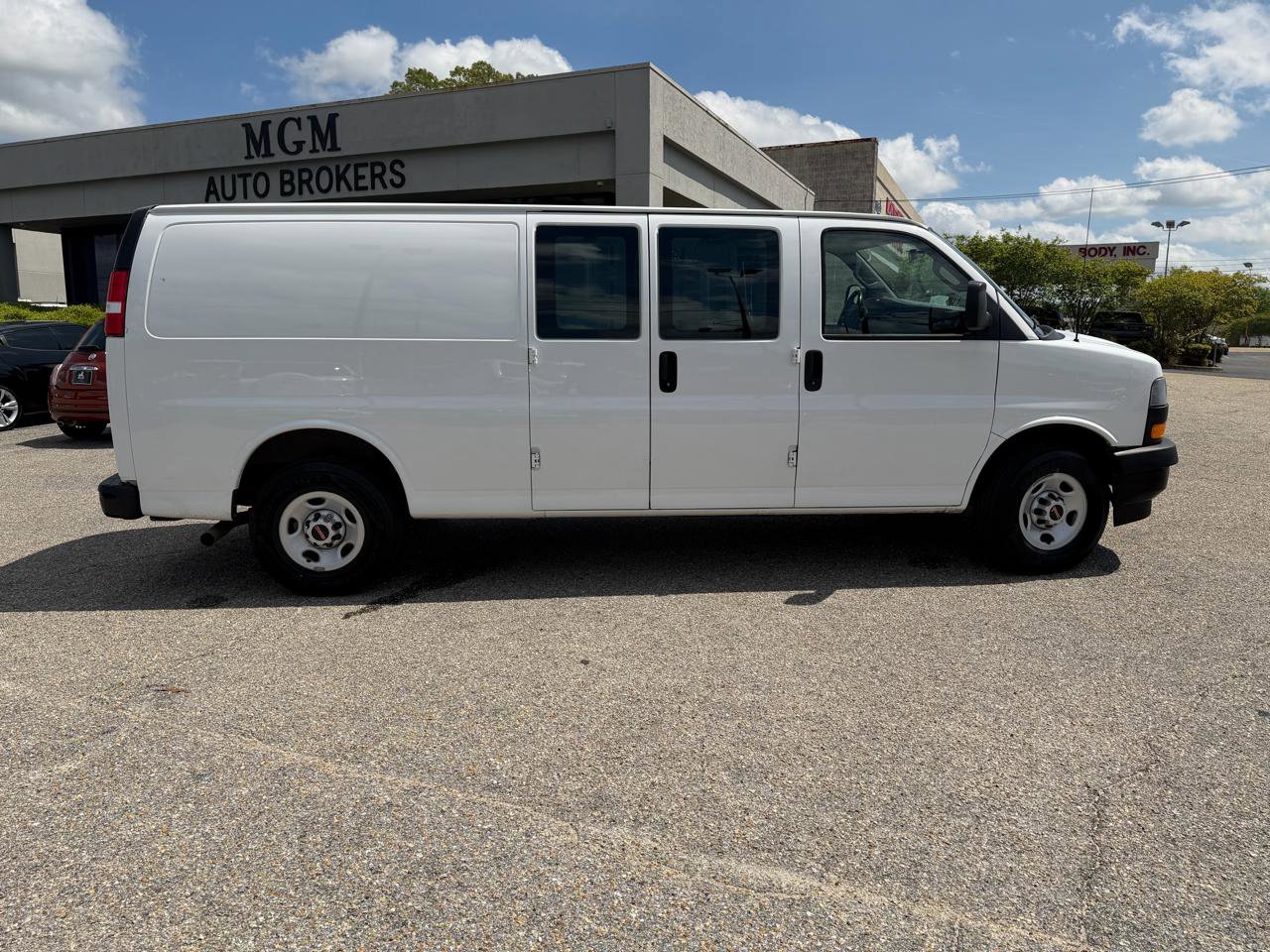 Used 2022 GMC Savana 2500 Extended w/ Driver Convenience Package RWD image 9