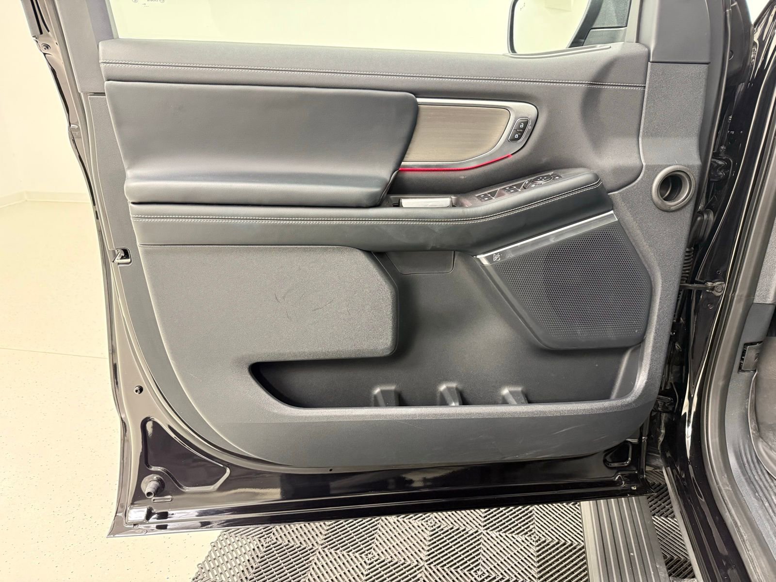 Used 2025 Ford Expedition Platinum AWD/4WD image 12