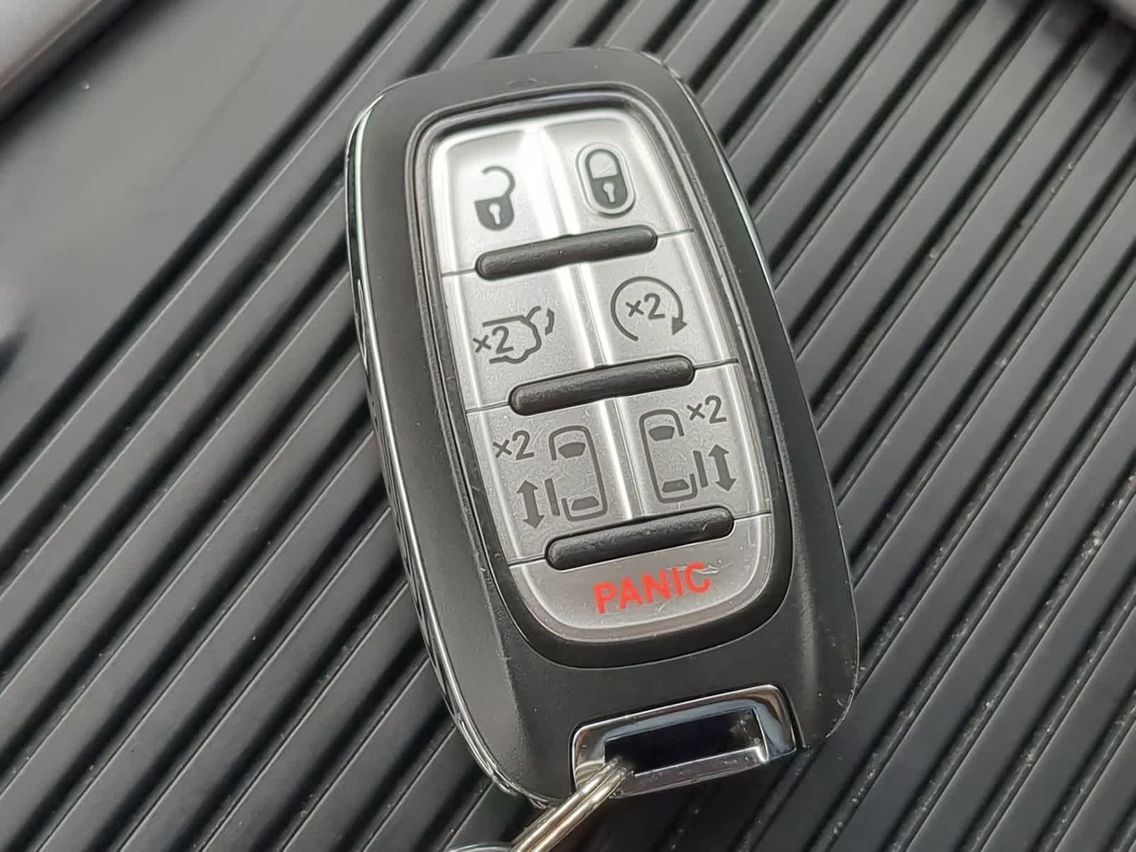 Used 2023 Chrysler Pacifica Touring-L AWD/4WD image 33