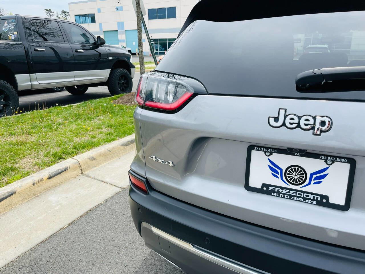 Used 2019 Jeep Cherokee Limited image 9