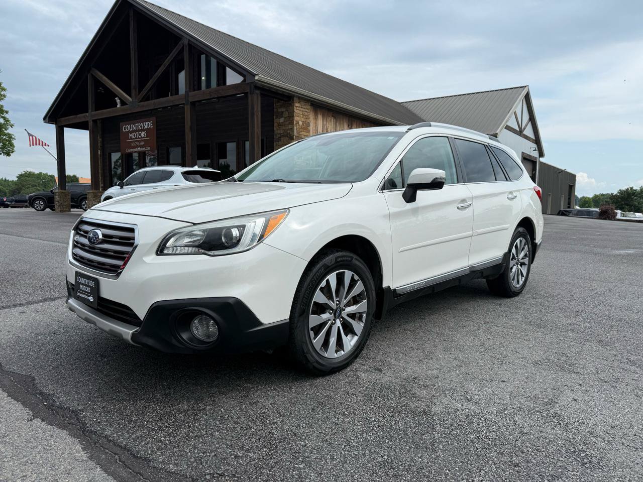 Used 2017 Subaru Outback 3.6R Touring w/ Popular Package #5A AWD/4WD image 2