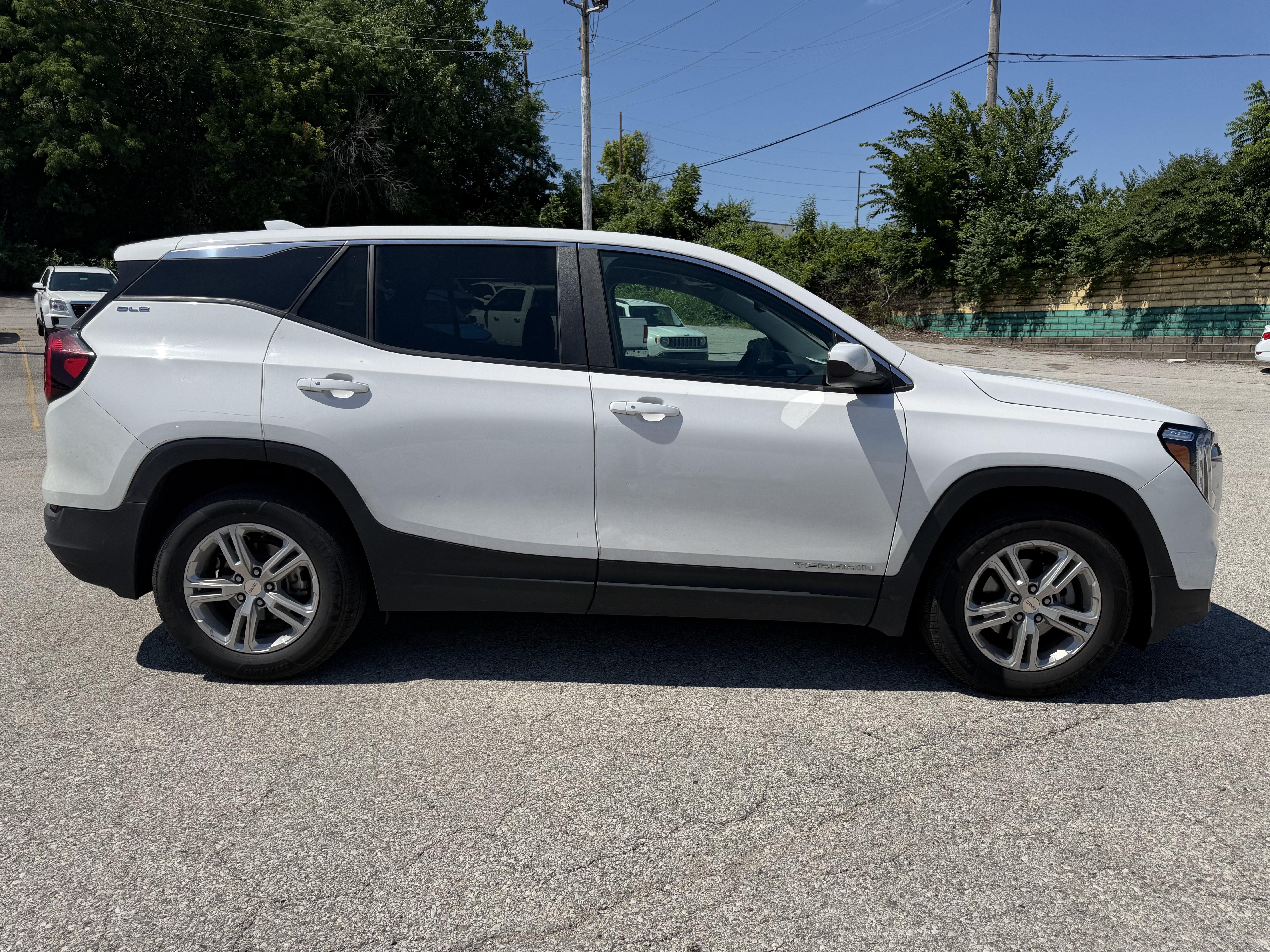 Used 2022 GMC Terrain SLE FWD image 8
