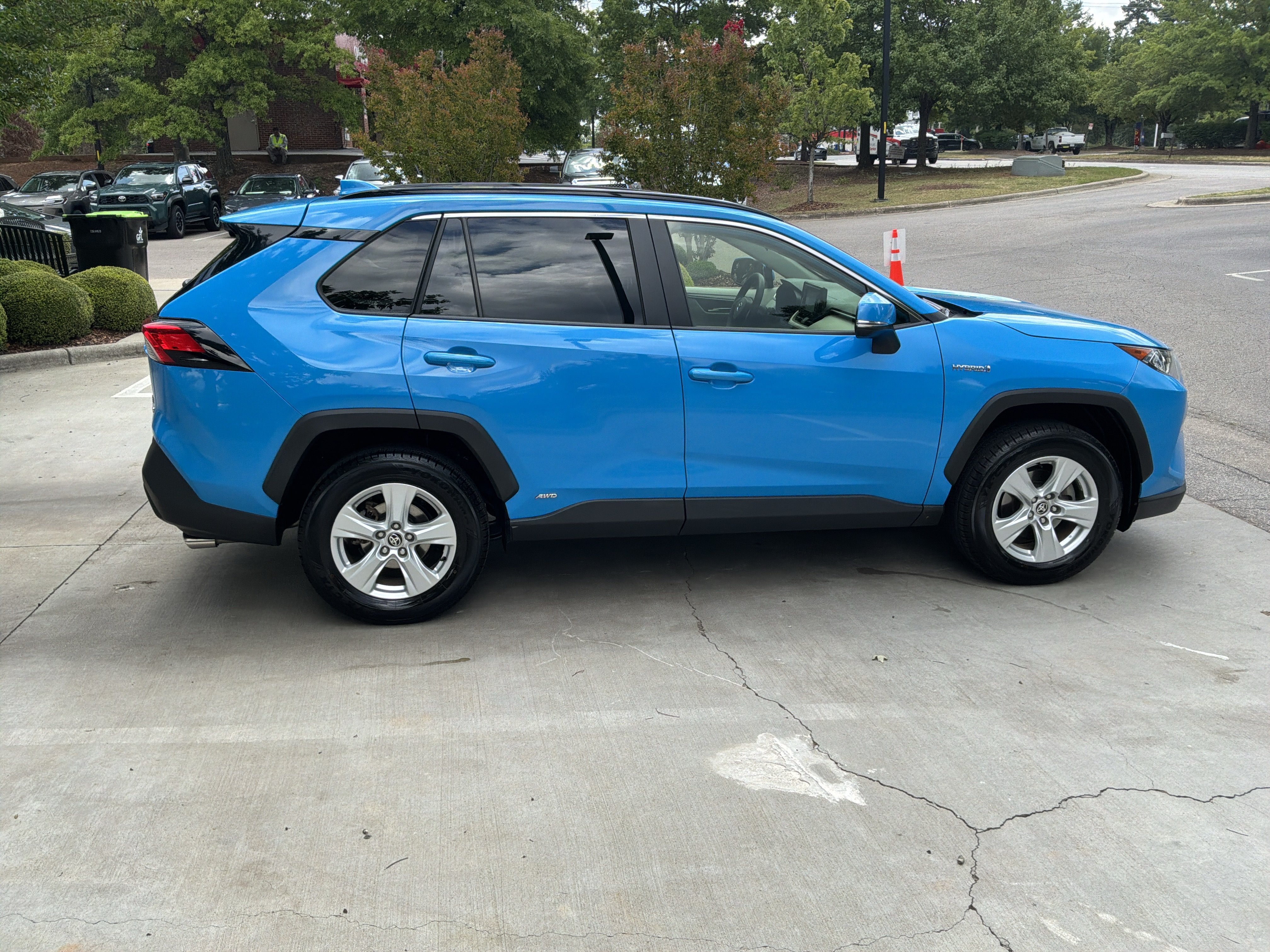 Used 2020 Toyota RAV4 XLE w/ Convenience Package AWD/4WD image 11