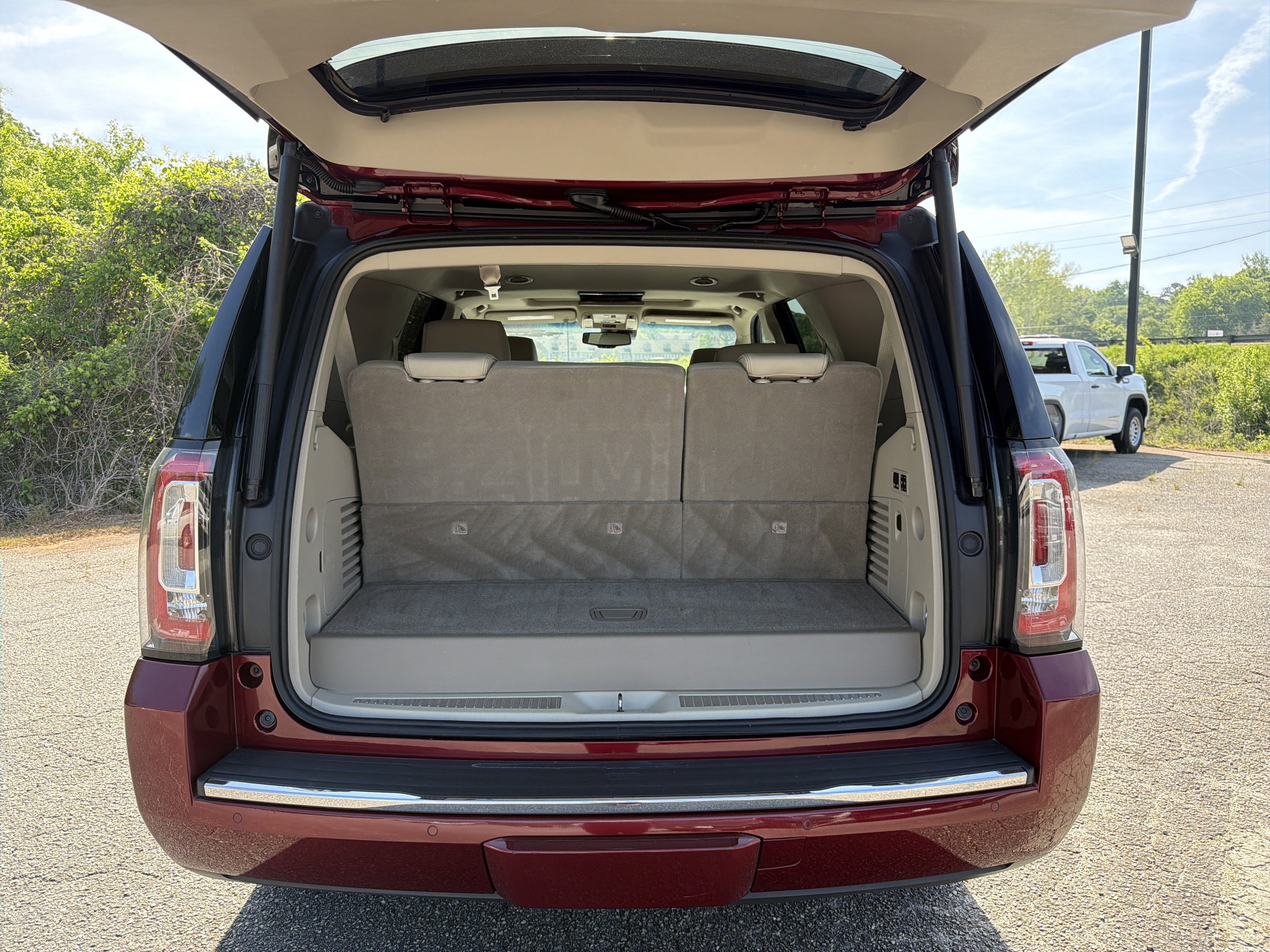 Used 2020 GMC Yukon Denali w/ Open Road Package RWD image 32