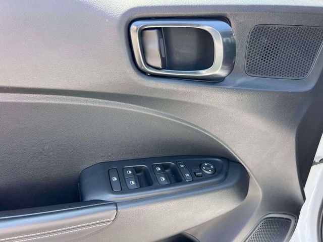 Used 2025 Hyundai Venue Limited FWD image 22
