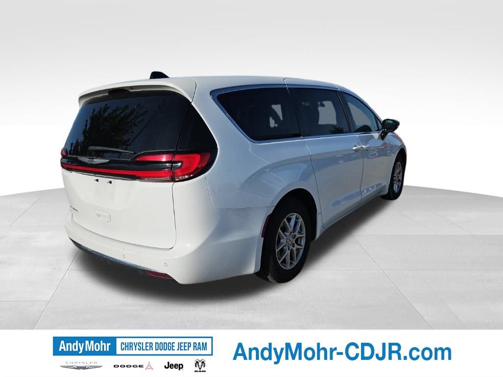 Used 2024 Chrysler Pacifica Touring-L FWD image 7