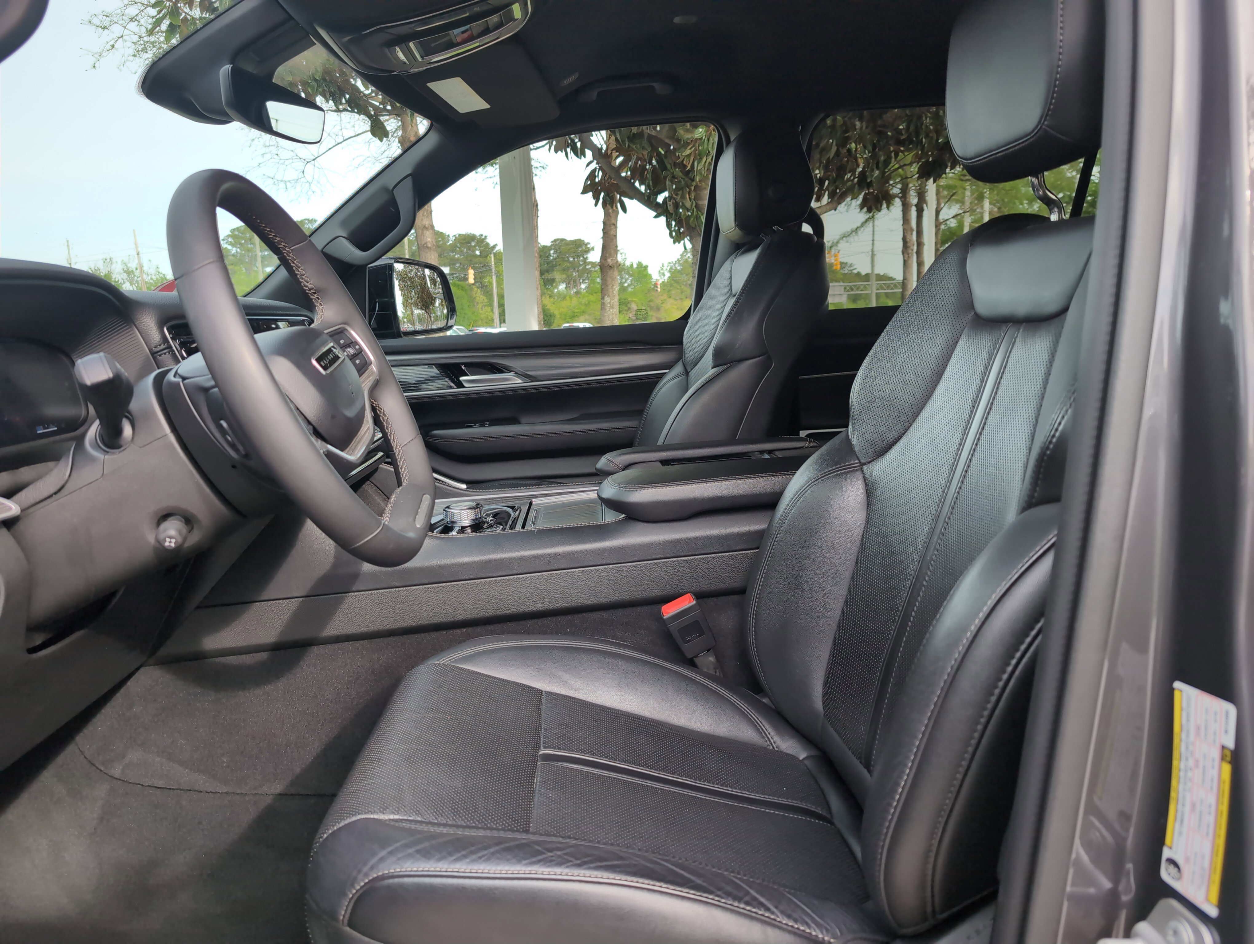 Used 2024 Jeep Wagoneer L Series II w/ Flexible Seating Group AWD/4WD image 15