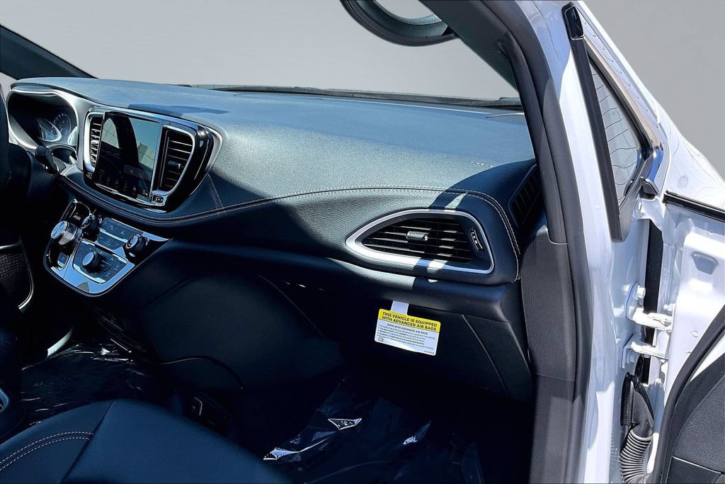 New 2027 Chrysler Pacifica Select FWD image 17