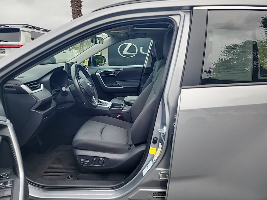 Used 2021 Toyota RAV4 XLE w/ Convenience Package AWD/4WD image 4