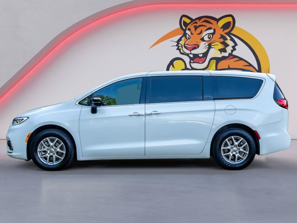 Used 2025 Chrysler Pacifica Select FWD image 9