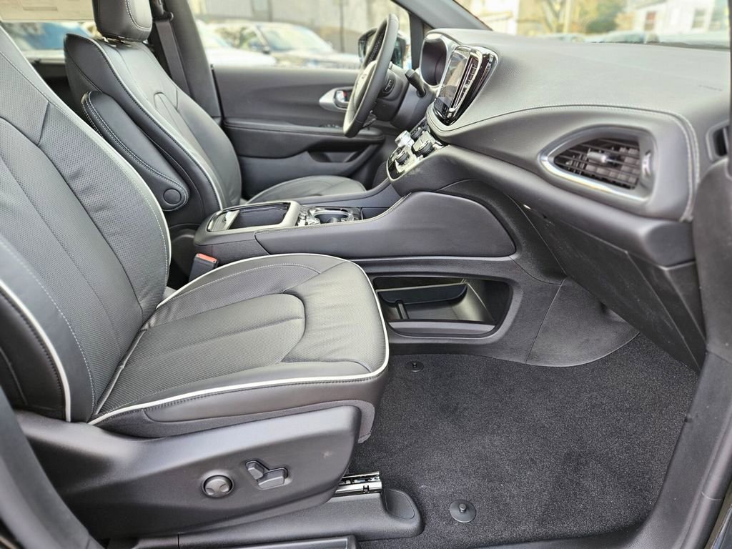 New 2026 Chrysler Pacifica Limited image 9