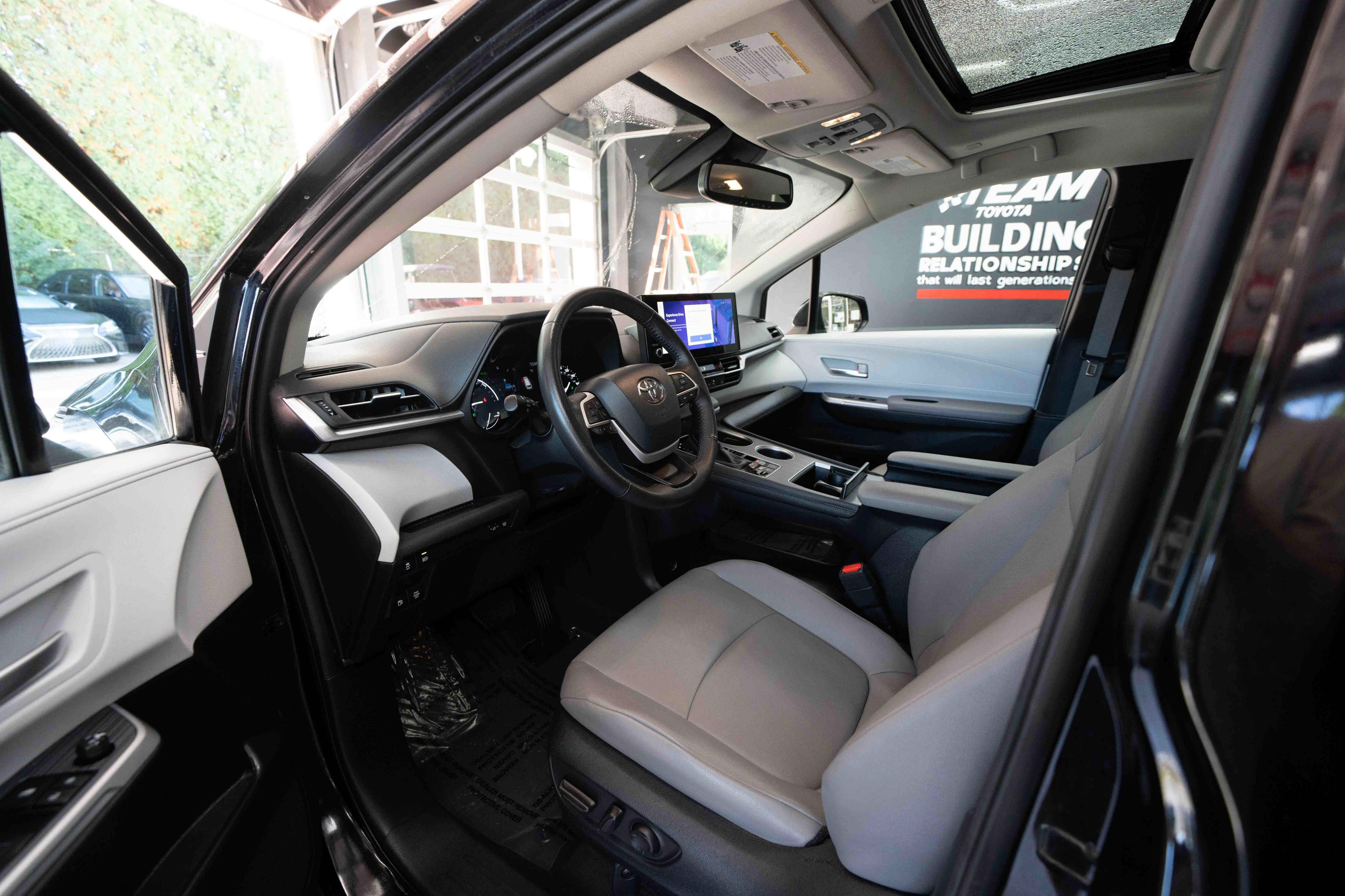 Used 2025 Toyota Sienna XLE FWD image 8