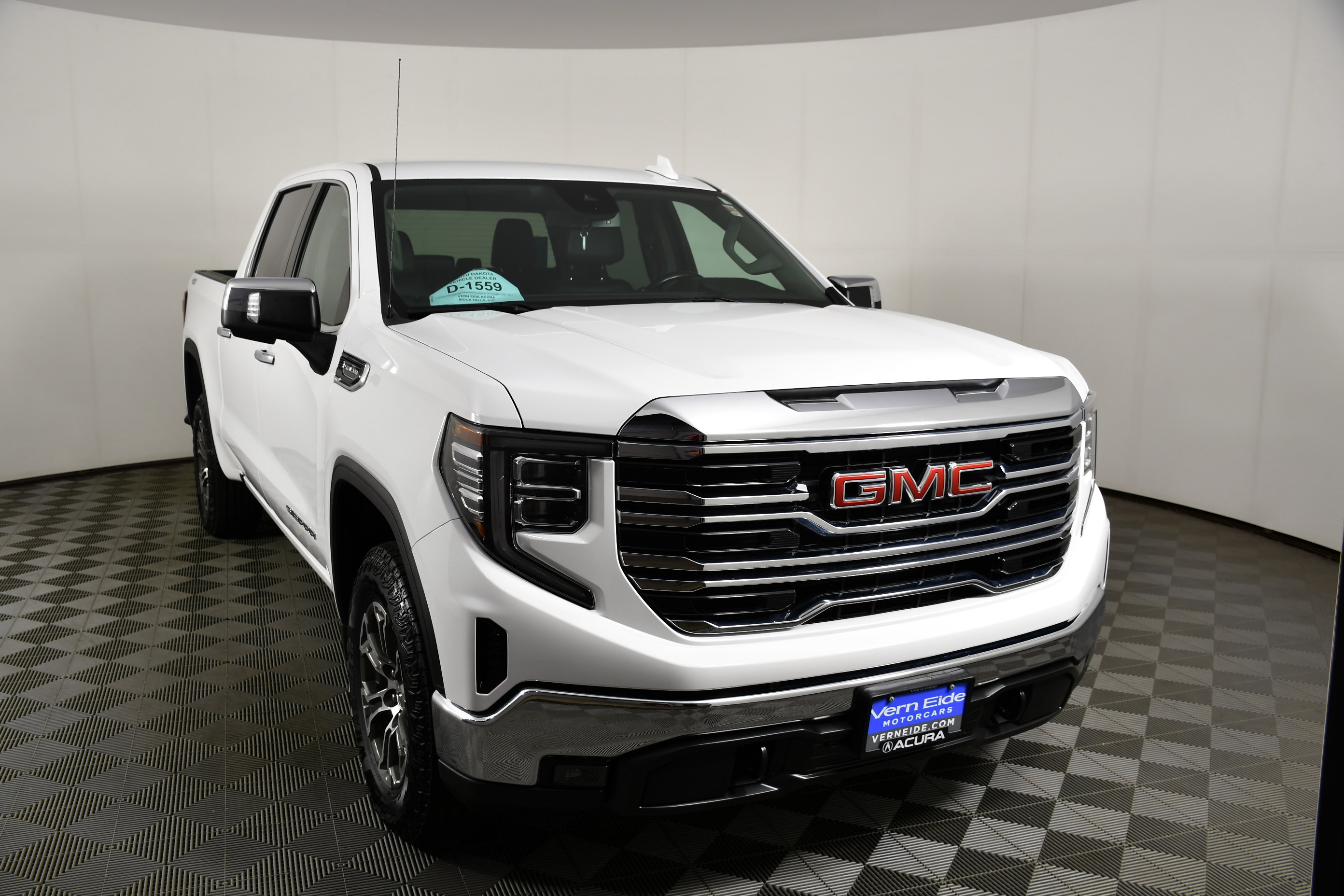 Used 2025 GMC Sierra 1500 SLT image 3
