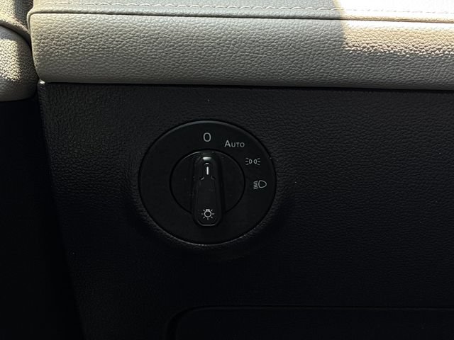 Used 2024 Volkswagen Taos SE w/ Panoramic Sunroof Package FWD image 28