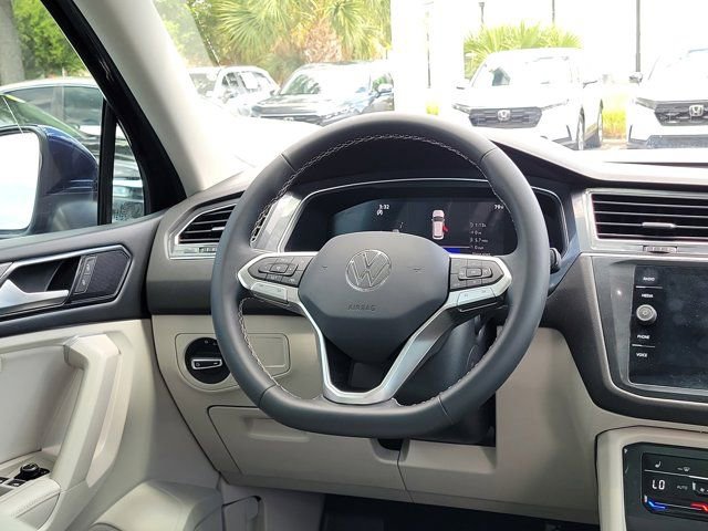 Certified 2023 Volkswagen Tiguan SE w/ Panoramic Sunroof Package FWD image 3