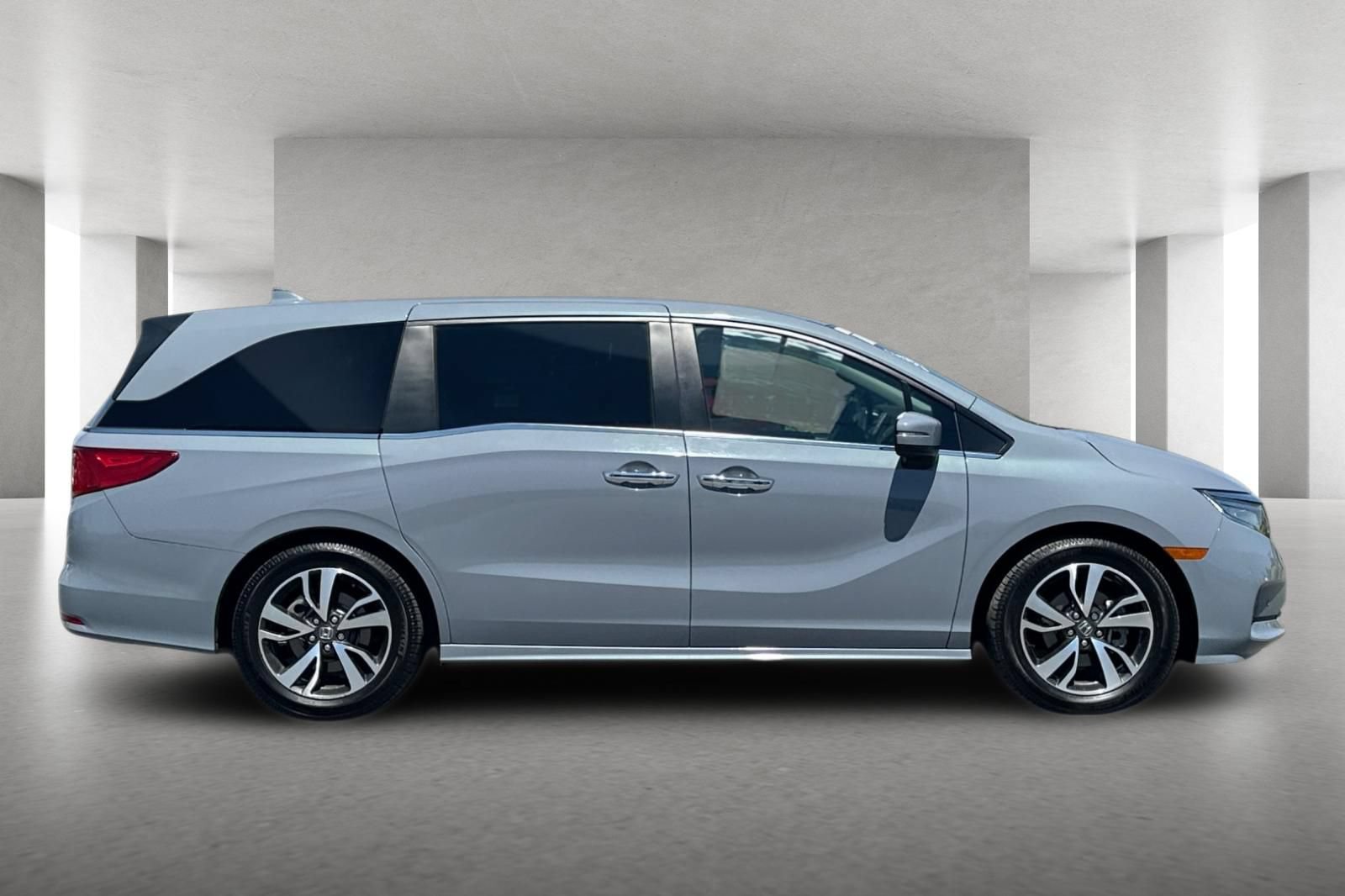 Used 2024 Honda Odyssey Touring image 3