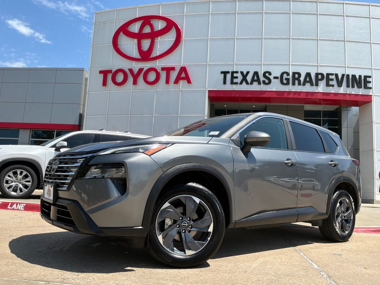 Used 2025 Nissan Rogue SV FWD image 2