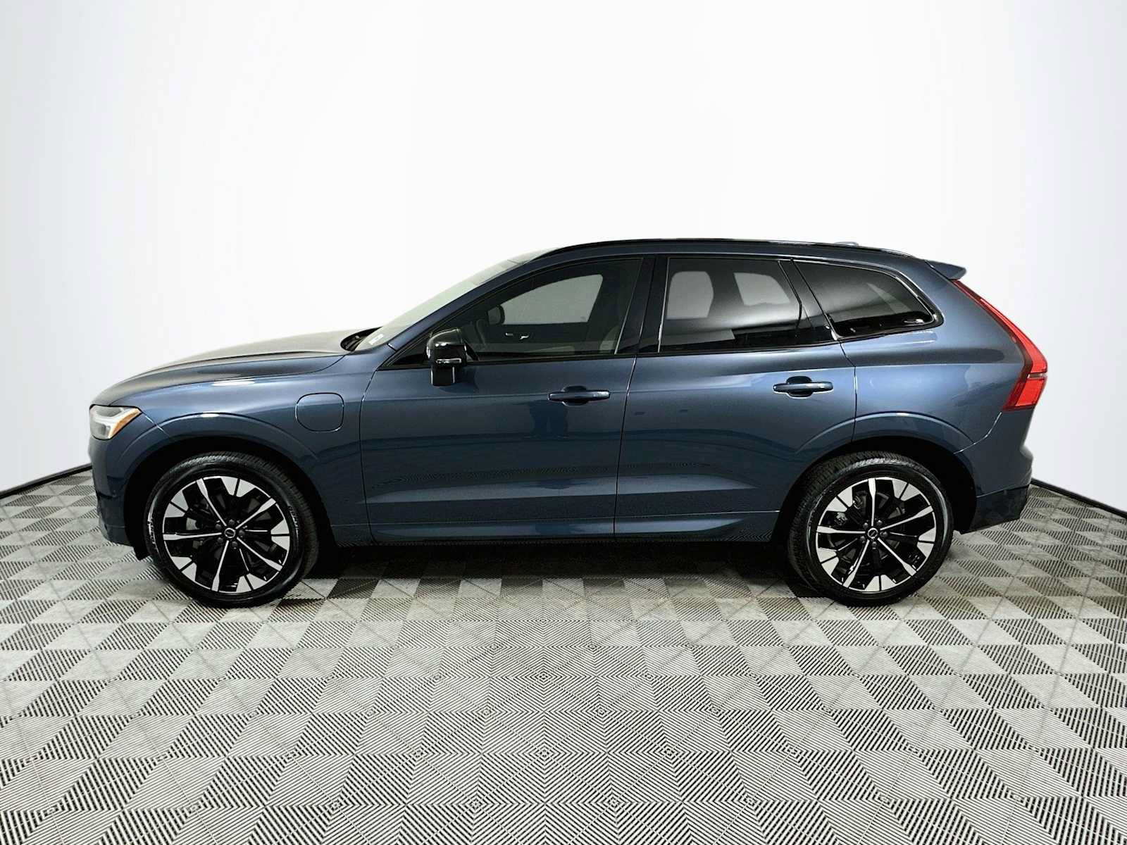 Used 2026 Volvo XC60 T8 Plus w/ Protection Package Premier AWD/4WD image 4