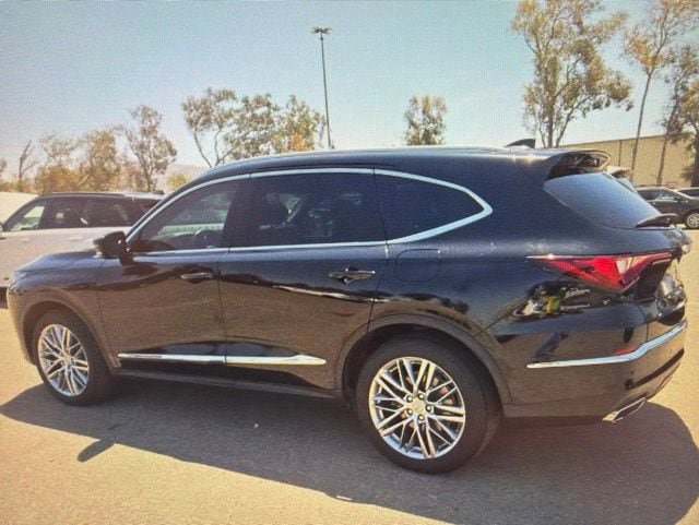 Used 2023 Acura MDX SH-AWD w/ Advance Package image 3