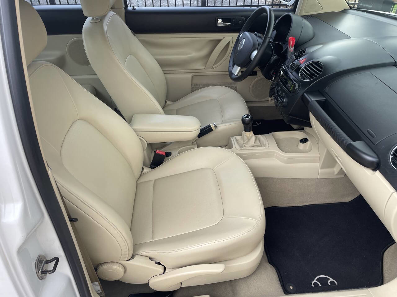 Used 2009 Volkswagen Beetle Base 2dr Coupe 5M image 16