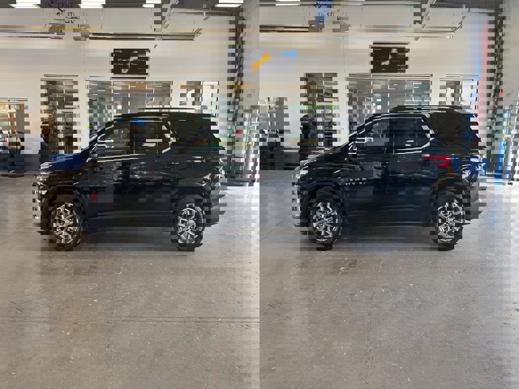 Used 2023 Chevrolet Traverse LT image 2
