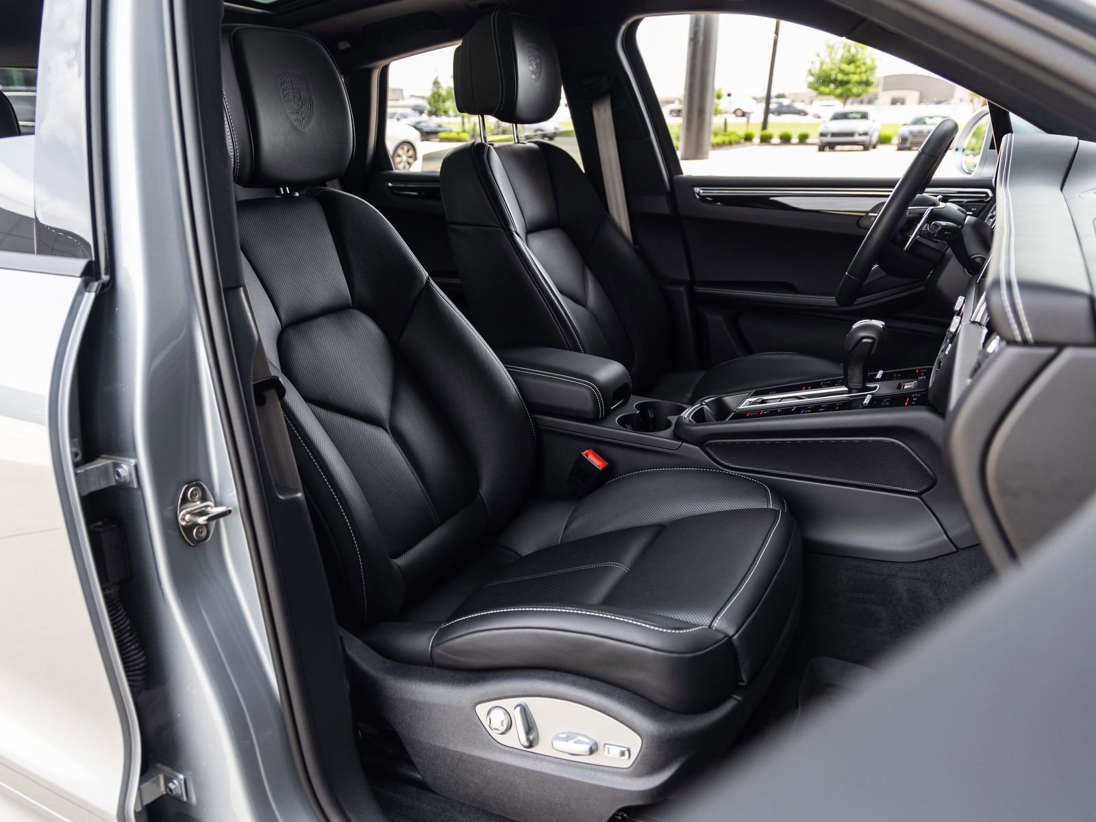 Certified 2025 Porsche Macan image 46