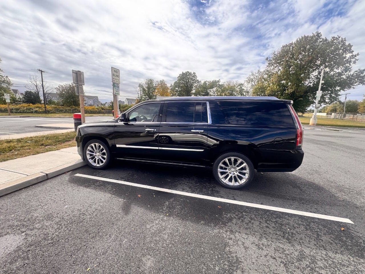 Used 2019 Cadillac Escalade ESV Premium Luxury image 8