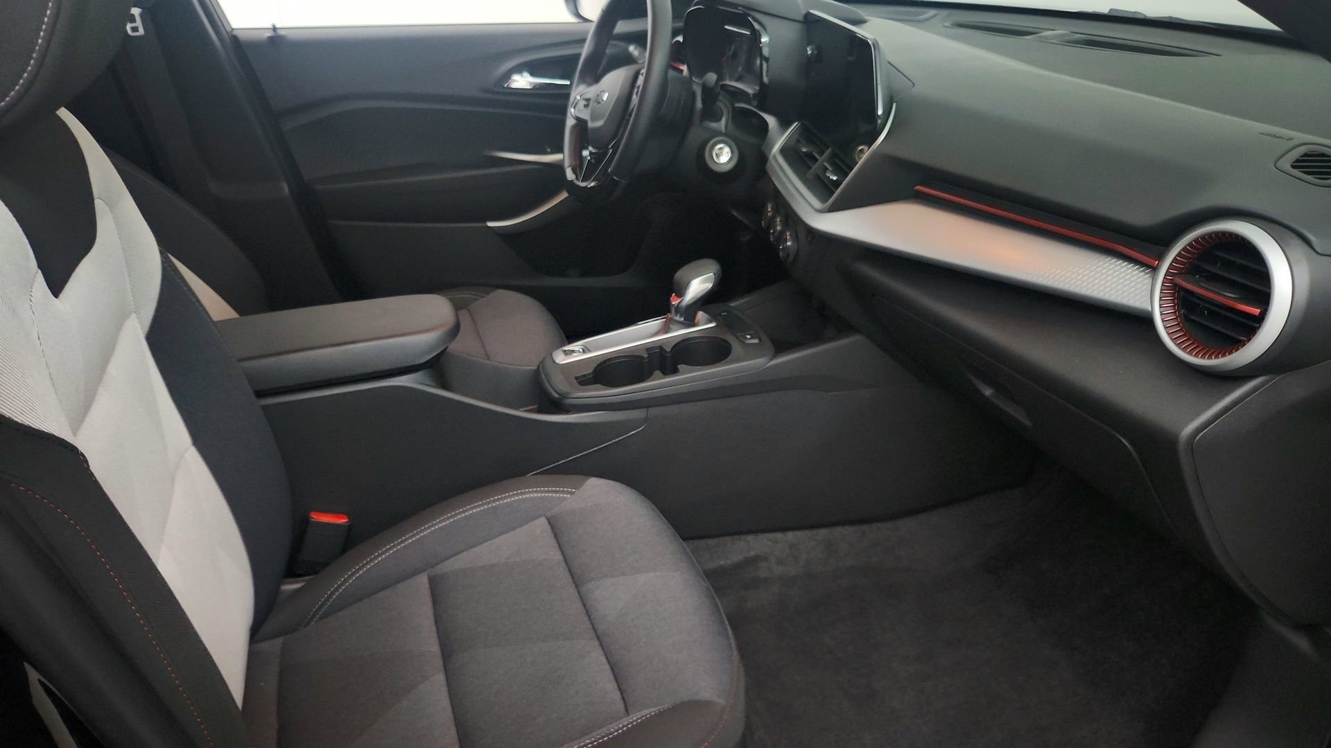 Used 2025 Chevrolet Trax RS FWD image 27