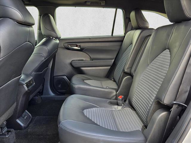 Used 2024 Toyota Highlander XSE FWD image 12