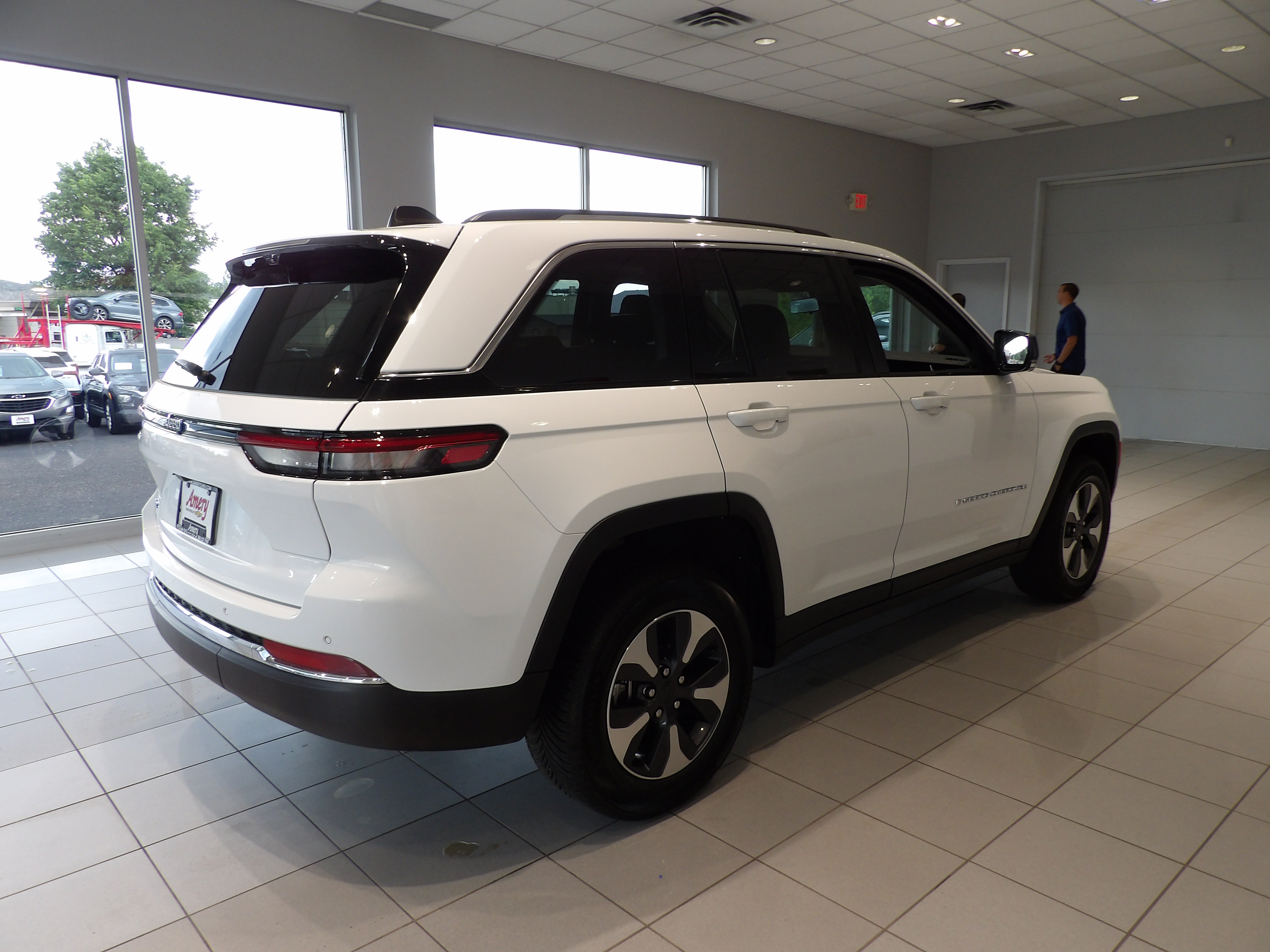 Used 2022 Jeep Grand Cherokee Limited 4xe w/ Luxury Tech Group II AWD/4WD image 4