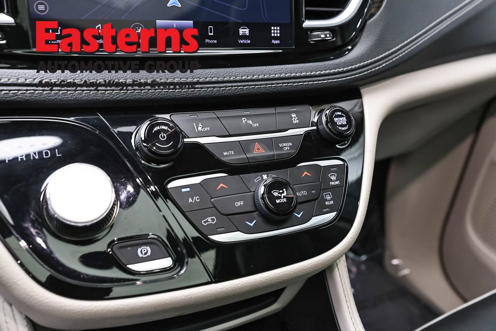 Used 2023 Chrysler Pacifica Limited FWD image 20