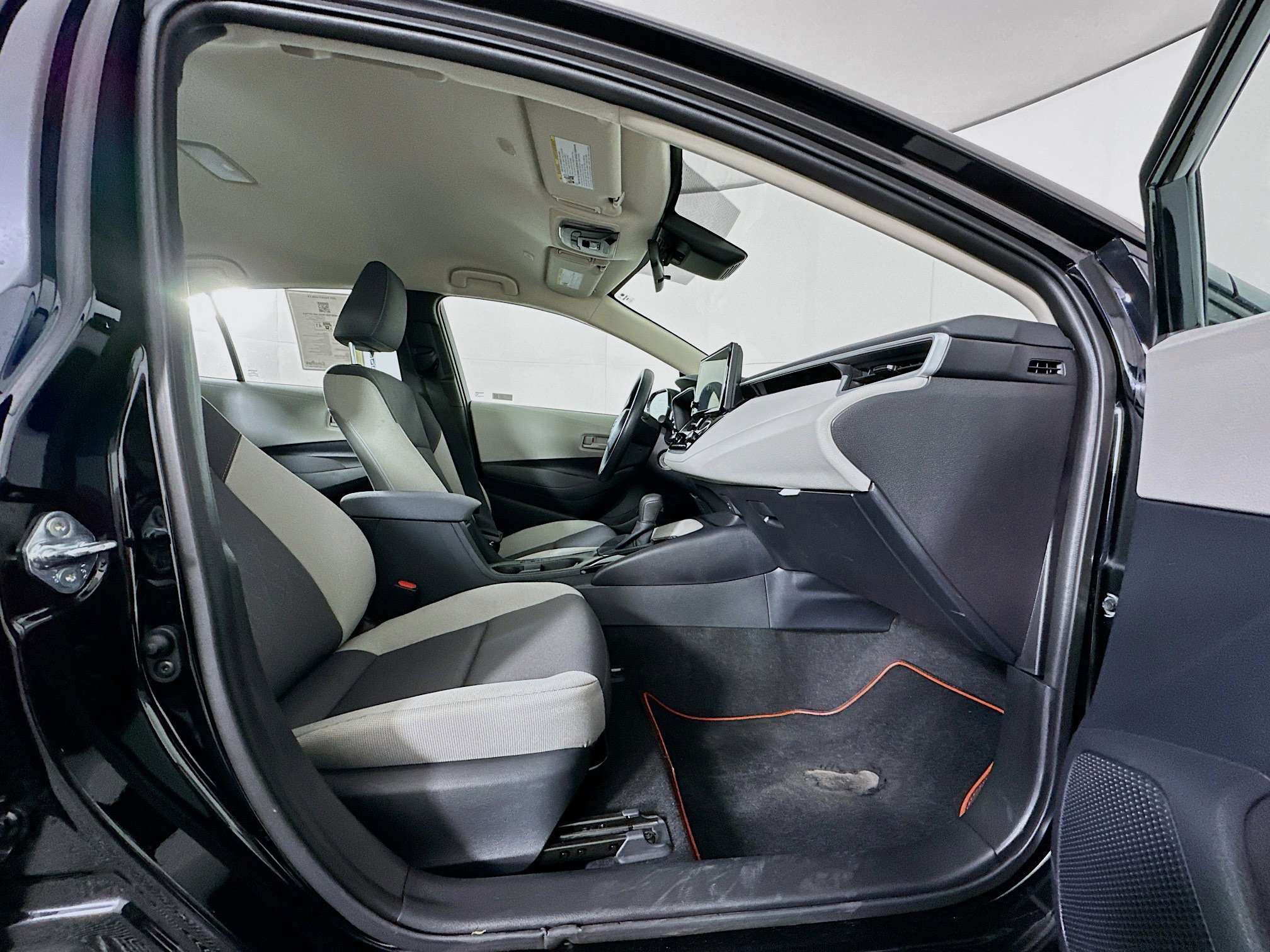 Used 2025 Toyota Corolla LE FWD image 29