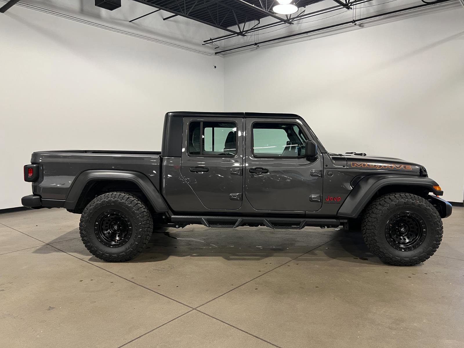 Used 2025 Jeep Gladiator Sport image 2