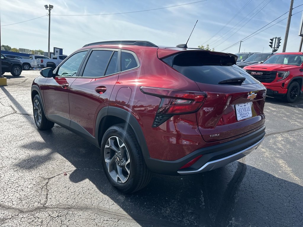 Used 2025 Chevrolet Trax LT w/ Driver Confidence Package image 5