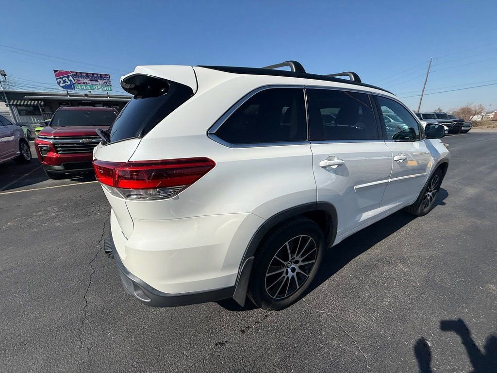Used 2017 Toyota Highlander SE image 3