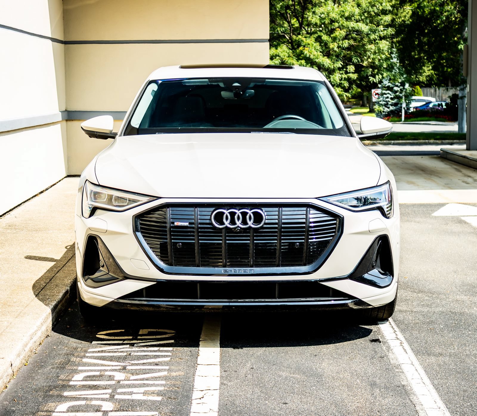 Used 2022 Audi e-tron Premium AWD/4WD image 2