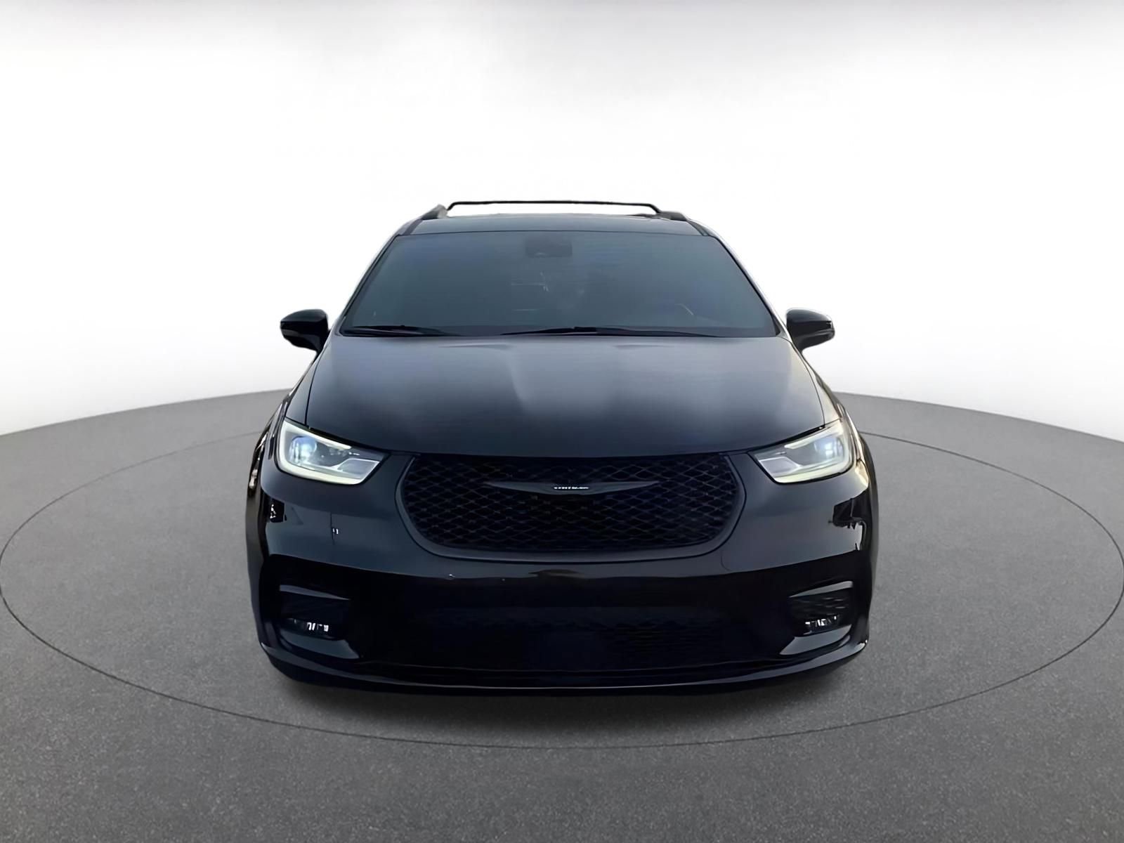 Used 2025 Chrysler Pacifica Limited image 4