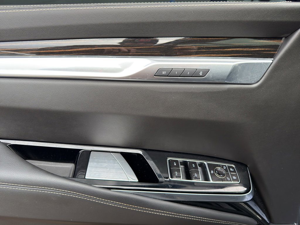 Used 2025 Cadillac Escalade Premium Luxury image 9