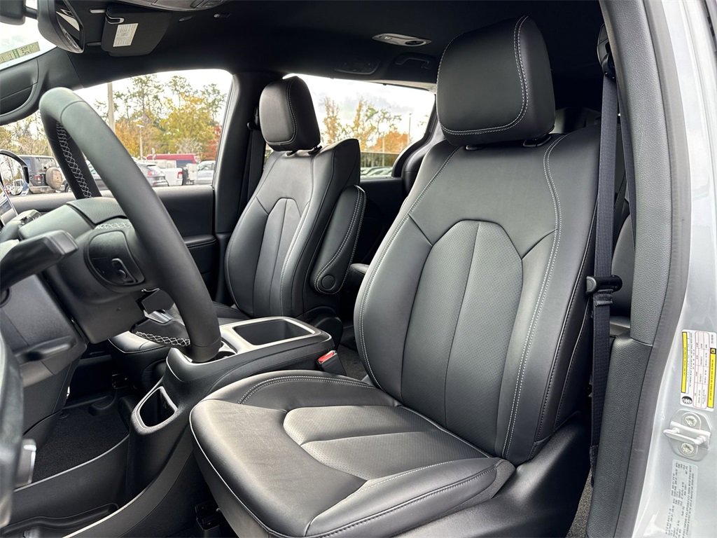 New 2026 Chrysler Pacifica Select image 11